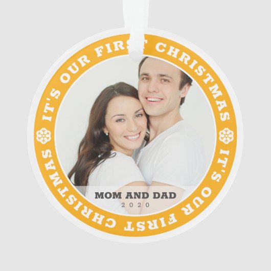 我々の初めてのクリスマスとしてママとパパモダン雪 オーナメント (裏面)