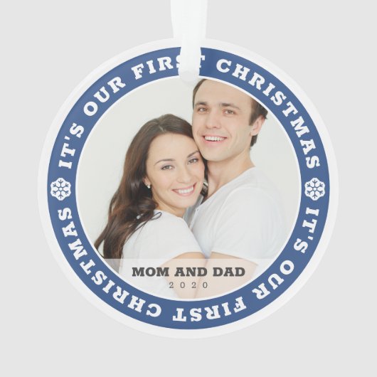 我々の初めてのクリスマスとしてママとパパモダン雪 オーナメント (裏面)