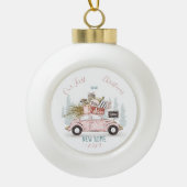我々の初めてのクリスマスの新しいホームウォーターカラーカー セラミックボールオーナメント (正面)