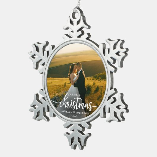 我々の初めてのクリスマスはミスター・アンド・ミセス・シンプルエレガントだ スノーフレークピューターオーナメント (右)