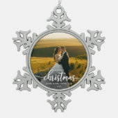 我々の初めてのクリスマスはミスター・アンド・ミセス・シンプルエレガントだ スノーフレークピューターオーナメント (正面)