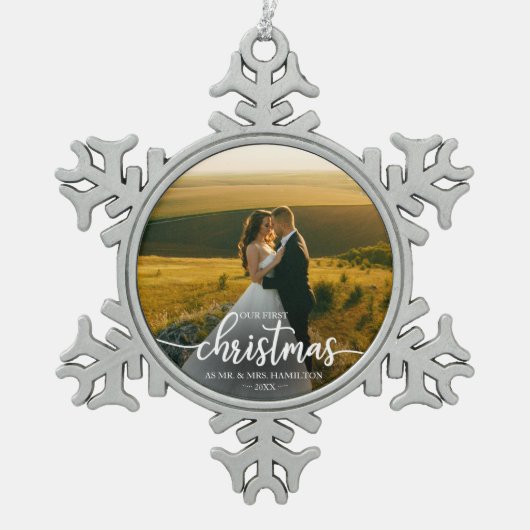 我々の初めてのクリスマスはミスター・アンド・ミセス・シンプルエレガントだ スノーフレークピューターオーナメント (正面)