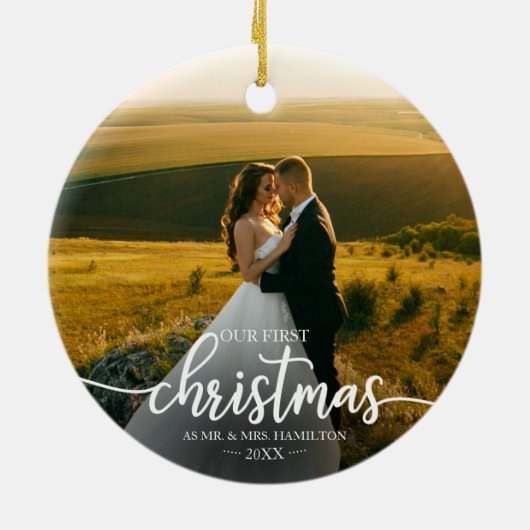我々の初めてのクリスマスはミスター・アンド・ミセス・シンプルエレガントだ セラミックオーナメント (裏面)