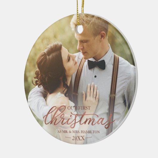 我々の初めてのクリスマスはミスター・アンド・ミセス・バラ・ゴールド・フォイル セラミックオーナメント (左)