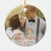 我々の初めてのクリスマスはミスター・アンド・ミセス・バラ・ゴールド・フォイル セラミックオーナメント (裏面)