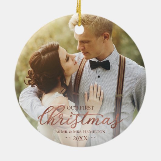 我々の初めてのクリスマスはミスター・アンド・ミセス・バラ・ゴールド・フォイル セラミックオーナメント (裏面)