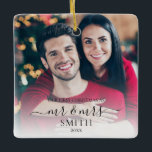 我々の初めてのクリスマスはミセス・アンド・ミセス結婚の セラミックオーナメント<br><div class="desc">私たちの初めてのクリスマスはミセス・ミセスの結婚クリスマスの飾りを新しく飾った。機能シンプル書エレガント字スクリプトタイポグラフィデザイン。写真、家族の名前でパーソナライズし、すべての文字と色を調整する。新婚のクリスマスプレゼント。</div>