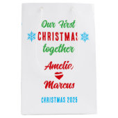 我々の初めてのクリスマスは一緒に雪の結晶 ミディアムペーパーバッグ (正面)