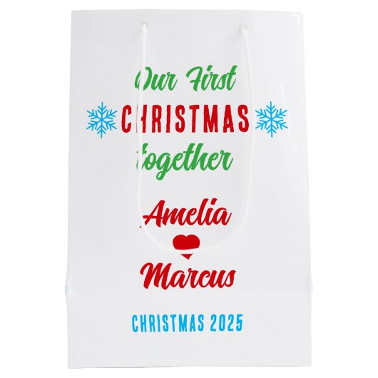 我々の初めてのクリスマスは一緒に雪の結晶 ミディアムペーパーバッグ (裏面)
