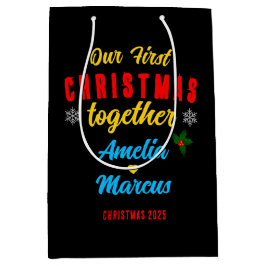 我々の初めてのクリスマスは一緒に雪の結晶 ミディアムペーパーバッグ