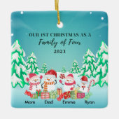 我々の初めてのクリスマスは四つの雪だるまの家族として セラミックオーナメント (正面)
