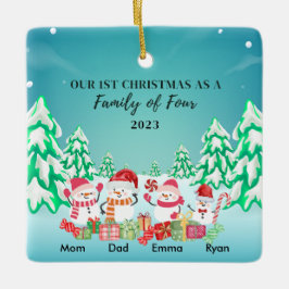 我々の初めてのクリスマスは四つの雪だるまの家族として セラミックオーナメント