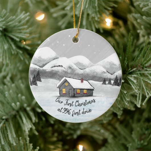 我々の初めてのクリスマスは新しいホームログキャビンに セラミックオーナメント (ツリー)