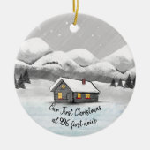 我々の初めてのクリスマスは新しいホームログキャビンに セラミックオーナメント (正面)