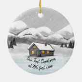 我々の初めてのクリスマスは新しいホームログキャビンに セラミックオーナメント (裏面)