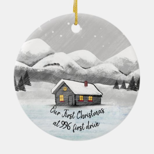我々の初めてのクリスマスは新しいホームログキャビンに セラミックオーナメント (裏面)
