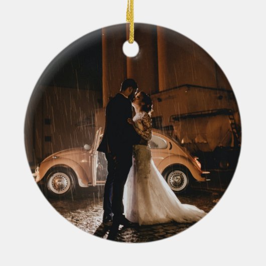 我々の初めてのクリスマスは新しく聖人の緑の写真を撮った セラミックオーナメント (裏面)