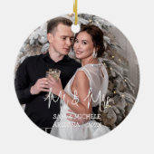 我々の初めてのクリスマスは新婚の木の夫妻だった セラミックオーナメント (裏面)