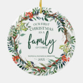 我々の初めてのクリスマスは3人の家族素朴 セラミックオーナメント (裏面)