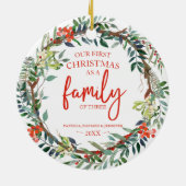 我々の初めてのクリスマスは3人の家族素朴 セラミックオーナメント (裏面)