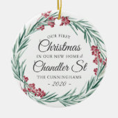 我々の初めてのクリスマスインニューホームホリデーリース セラミックオーナメント (正面)
