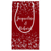 我々の初めてのクリスマススノーフレーク赤エレガントカスタム スモールペーパーバッグ (正面)