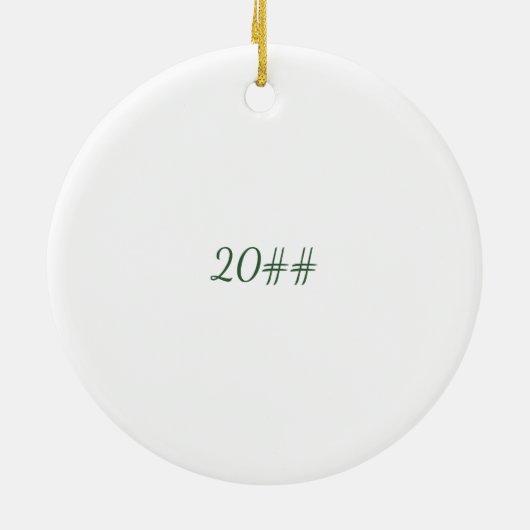 我々の初めてのクリスマスズファミリーの3居心地の良いストッキング セラミックオーナメント (裏面)