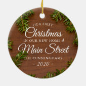 我々の初めてのクリスマスニューホーム素朴パインウッド セラミックオーナメント (裏面)