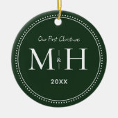 我々の初めてのクリスマスニューライウィズモノグラムグリーン セラミックオーナメント (正面)