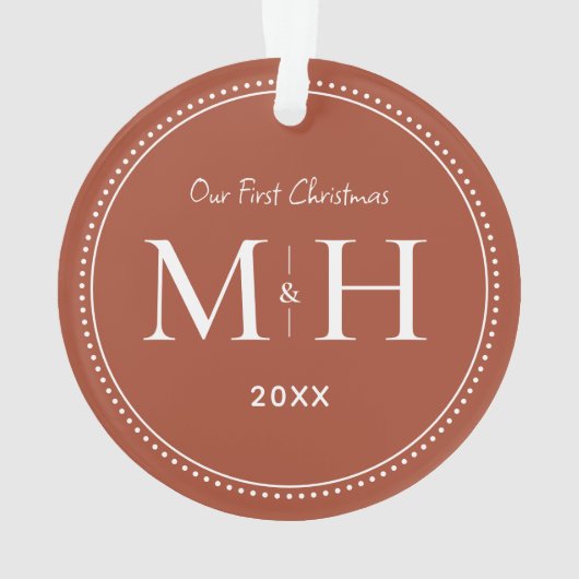 我々の初めてのクリスマスニューライウィズモノグラムテラコッタ オーナメント (裏面)