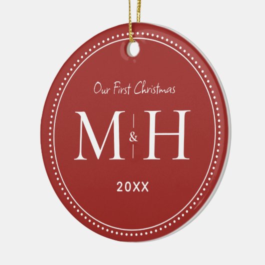 我々の初めてのクリスマスニューライウィズモノグラムレッド セラミックオーナメント (左)
