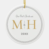 我々の初めてのクリスマスニューライヴァズモノグラムホワイト セラミックオーナメント (正面)
