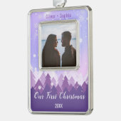 我々の初めてのクリスマスパープルスノーウィーウィンティテーマ シルバープレートフレームオーナメント (左)