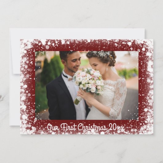 我々の初めてのクリスマスフォトスノータイポグラフィレッド シーズンカード (正面)