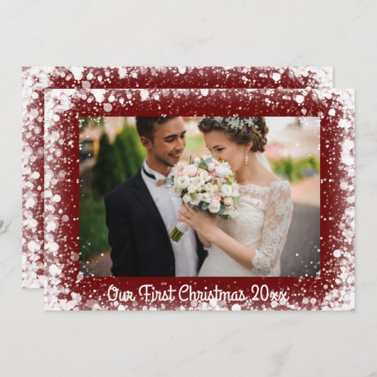 我々の初めてのクリスマスフォトスノータイポグラフィレッド シーズンカード (正面/裏面)
