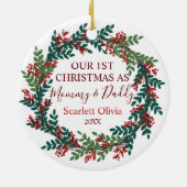 我々の初めてのクリスマスモーミパパベビー名の年 セラミックオーナメント (裏面)