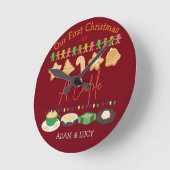 我々の初めてのクリスマス夫妻/カップルの新しい ラウンド壁時計 (傾斜)