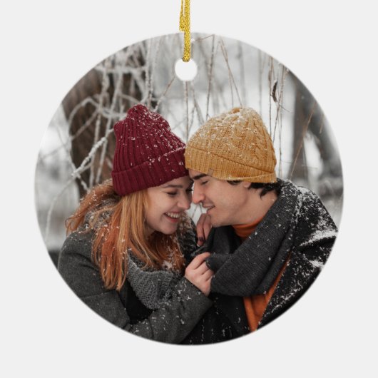 我々の初めてのクリスマス婚約したフォトパインツリーフォレスト セラミックオーナメント (裏面)