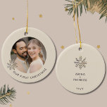 我々の初めてのクリスマス新婚オーナメント セラミックオーナメント<br><div class="desc">新祝婚カップルとしてのあなたの初めてのクリスマスこエレガントの私たちの初めてのクリスマスの新しいオーナメント。このオーナメントの前魅力的には、明るい背景に輝くシャンパンの金ゴールドのスノーフレークが付いており、「私たちの初めてのクリスマス」という言葉が美しく表されている。 背中に曲がって、あなたの名前と組合の思い出に残る年を伴う繊細なスノーフレークデザインを見つける。この記念オーナメントは、あなたの愛の物語の象徴である、あなたの特別なマイルストーンの暖かさと喜びを取り込む。年つる1回の旅の思い出として、あなたの木の上で。あなたは新婚のための完璧な贈り物を探しているか、または自分の初めてのクリスマスを記念したいかどうか、このパーソナライズされたオーナメントはあなたの休日の伝統に楽しい追加である。</div>