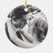 我々の初めてのクリスマス素朴の緑の写真が新婚 セラミックオーナメント (裏面)