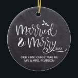 我々の初めてのクリスマス結婚したメリー写真Chalkboard セラミックオーナメント<br><div class="desc">私たちの木の上で常にそれを構成する傾向があるオーナメントは、パーソナライズされている。こカスタマイズのオーナメントは君の初めてのクリスマスをミスターとミセスとして何年も思い出す来こと背面の写真を自分の写真に置結婚き換える。田舎風の黒板の背景。</div>