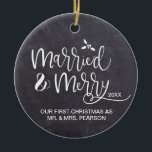 我々の初めてのクリスマス結婚したメリー写真Chalkboard セラミックオーナメント<br><div class="desc">私たちの木の上で常にそれを構成する傾向があるオーナメントは、パーソナライズされている。こカスタマイズのオーナメントは君の初めてのクリスマスをミスターとミセスとして何年も思い出す来こと背面の写真を自分の写真に置結婚き換える。田舎風の黒板の背景。</div>
