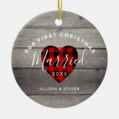 我々の初めてのクリスマス結婚した素朴パーソナライズされた セラミックオーナメント (正面)