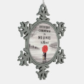 我々の初めてのクリスマス赤い傘の愛カップル スノーフレークピューターオーナメント (左)