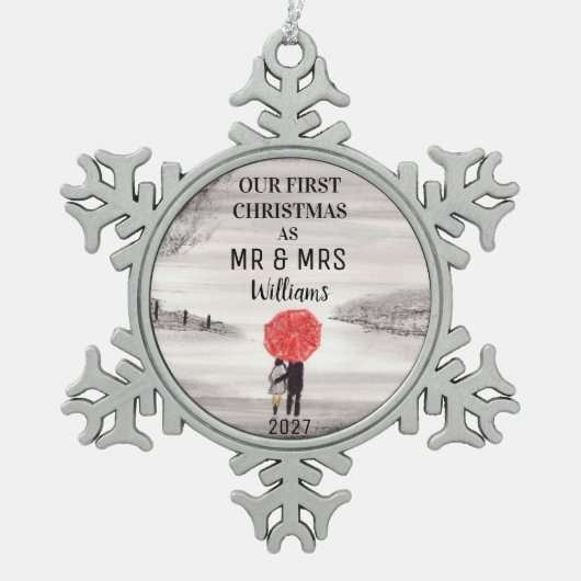 我々の初めてのクリスマス赤い傘の愛カップル スノーフレークピューターオーナメント (正面)