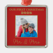 我々の初めてのクリスマス赤と金ゴールドのMr.And Mrs.写真 メタルオーナメント (正面)