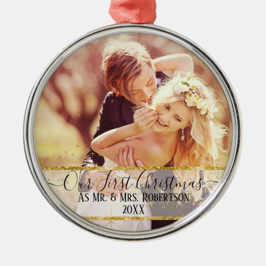 我々の初めてのクリスマス金ゴールドスパークルグリッターミセス・n・ミセス メタルオーナメント (正面)