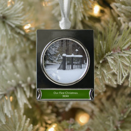 我々の初めてのクリスマス雪の木の足跡 シルバープレートバナーオーナメント