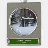 我々の初めてのクリスマス雪の木の足跡 シルバープレートバナーオーナメント (正面)
