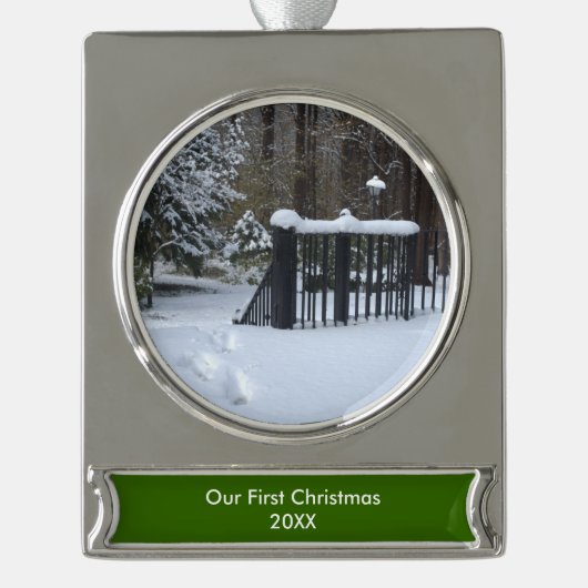 我々の初めてのクリスマス雪の木の足跡 シルバープレートバナーオーナメント (正面)
